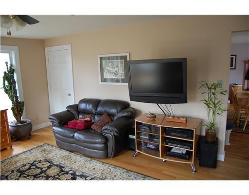 28 Manson Road Kittery, ME 03904 - Photo 17 of 25 Living Room.