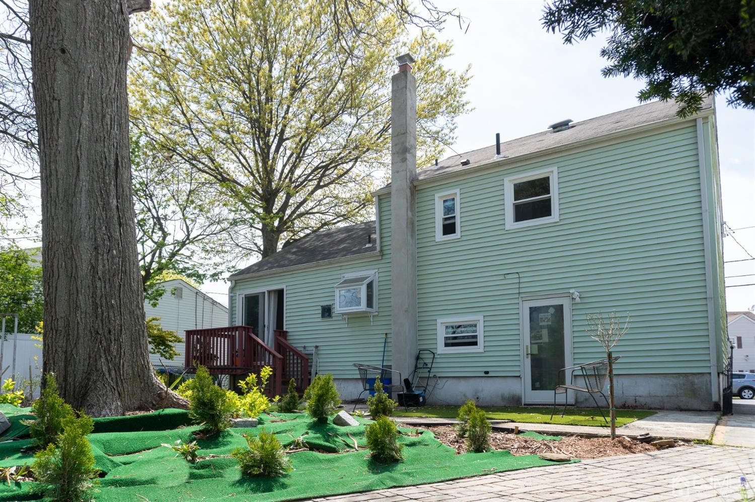25 Wilshire Road Edison, NJ 08817 - Photo 15 of 18 a front view of a house with garden