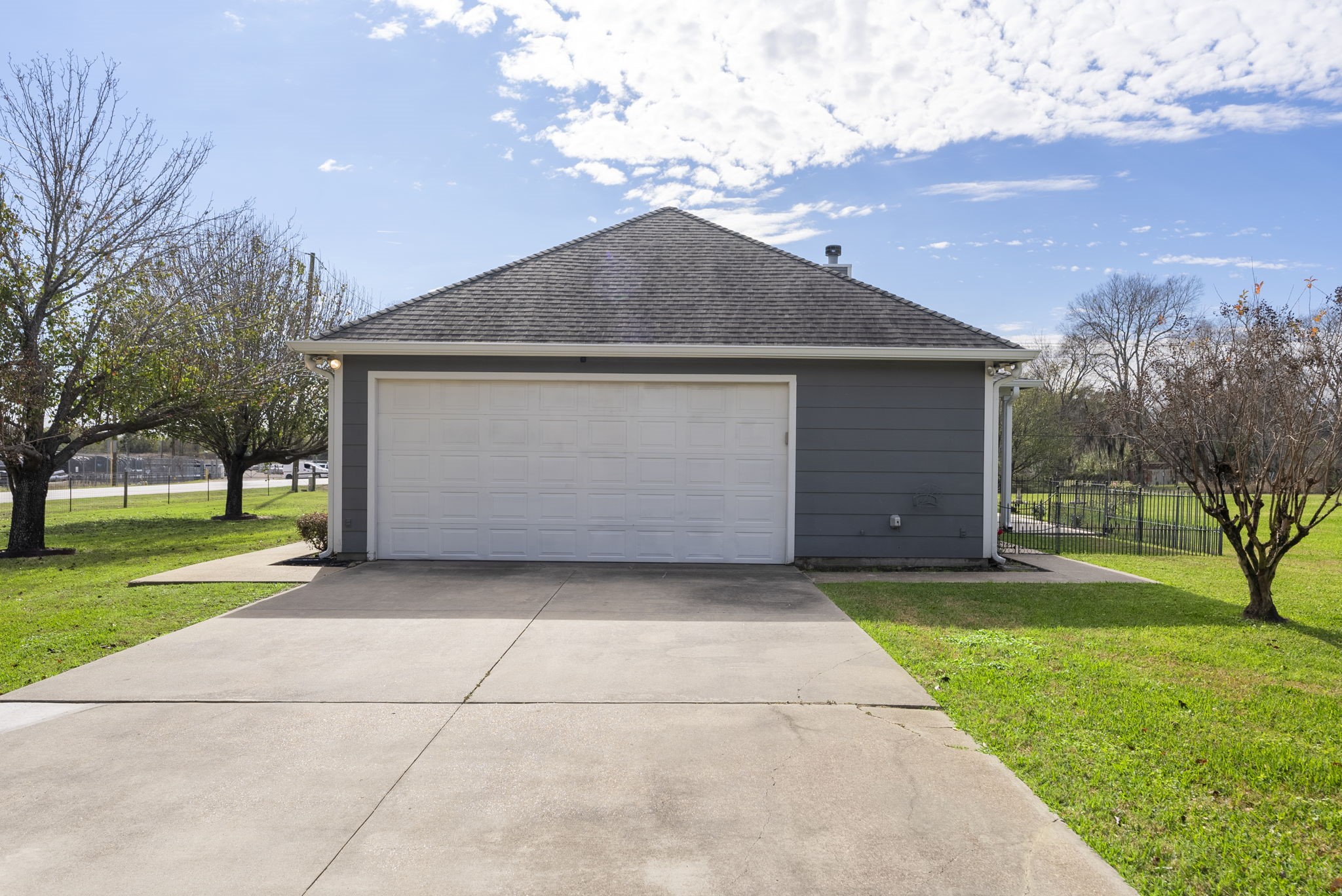 13942 Longstreet Road Willis, TX 77318 - Photo 4 of 46 a front view of house with yard and green space