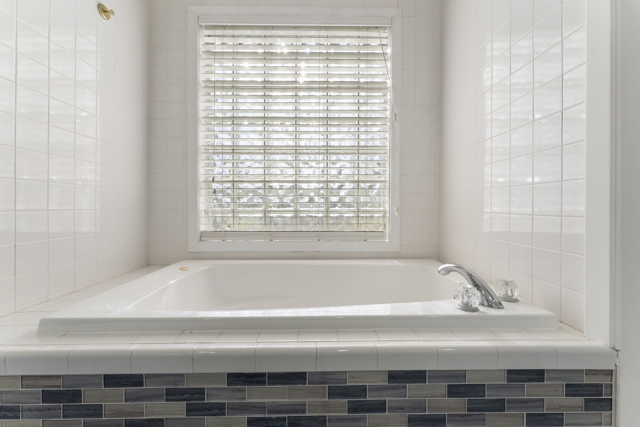 13942 Longstreet Road Willis, TX 77318 - Photo 8 of 46 a bathroom with bathtub and next to a window