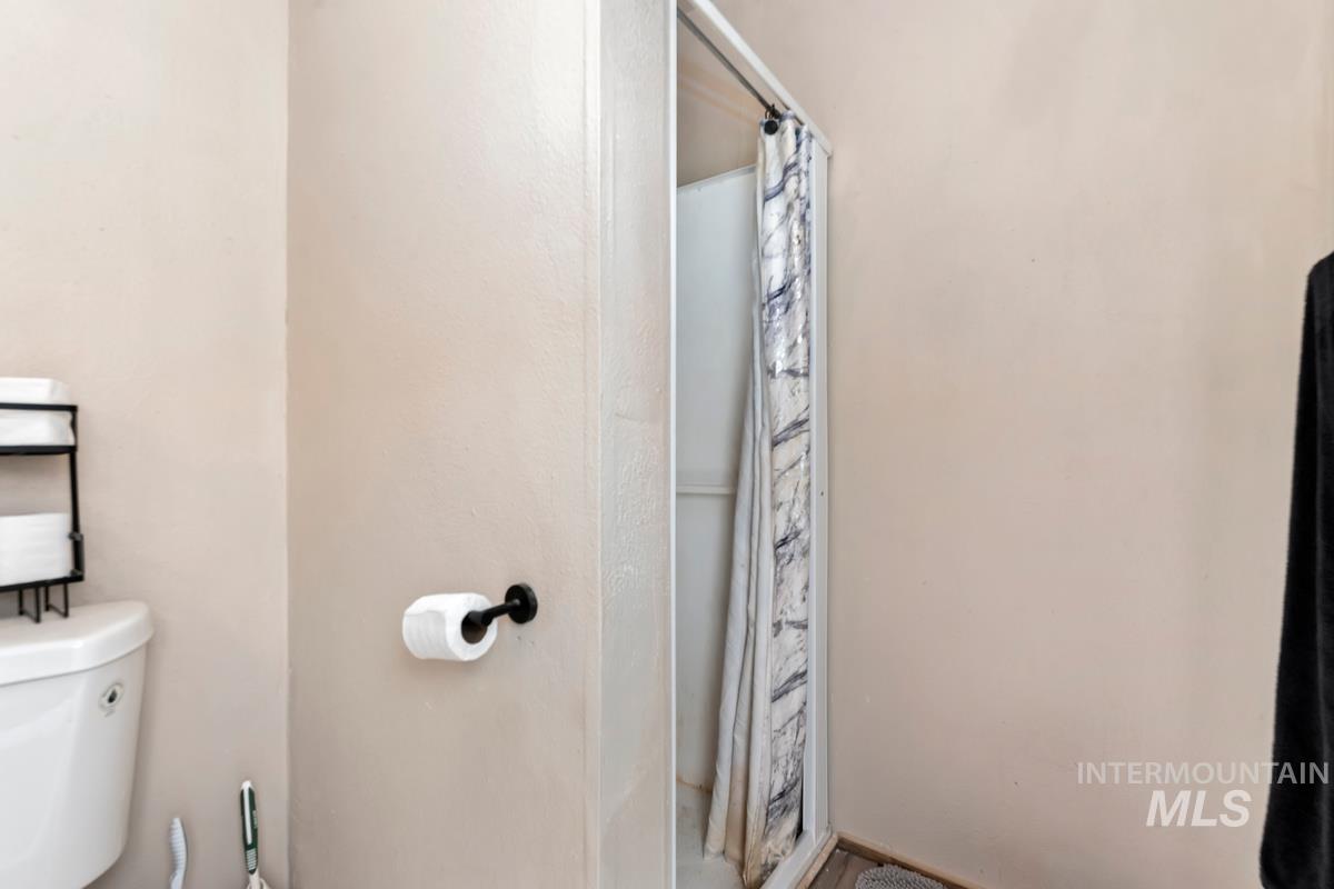 7 Scenic Rim Circle Lowman, ID 83637 - Photo 15 of 35 Shower enclosure with white surround