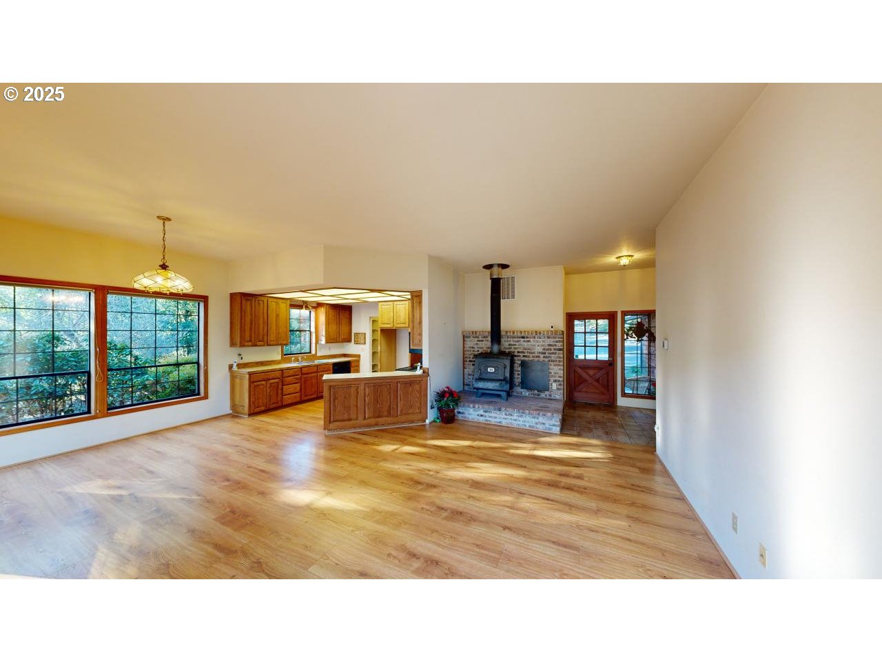 308 Winchuck River Road Brookings, OR 97415 - Photo 5 of 35 Living Room