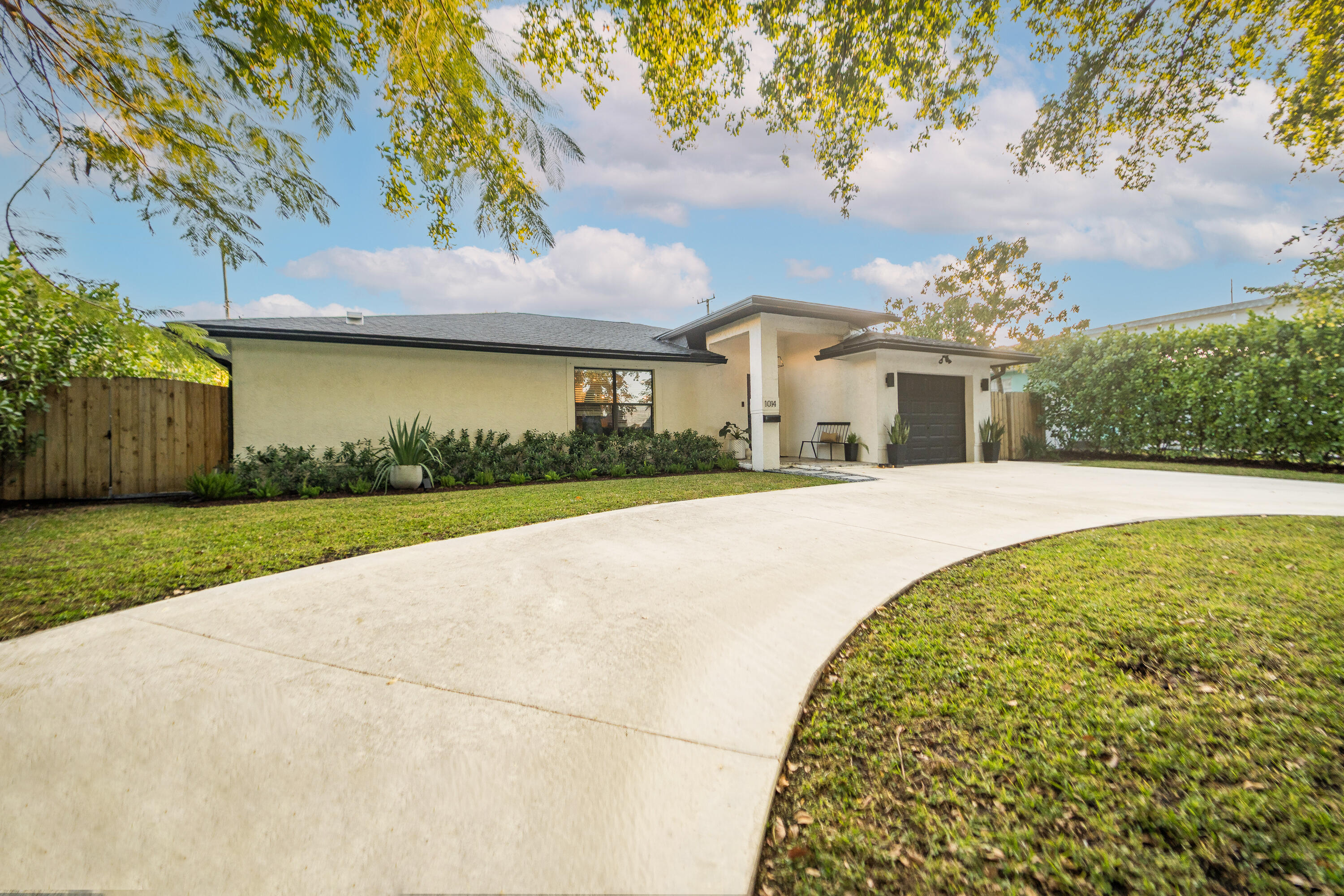 1014 Avon Road West Palm Beach, FL 33401 - Photo 2 of 50 1014AvonWPB-2