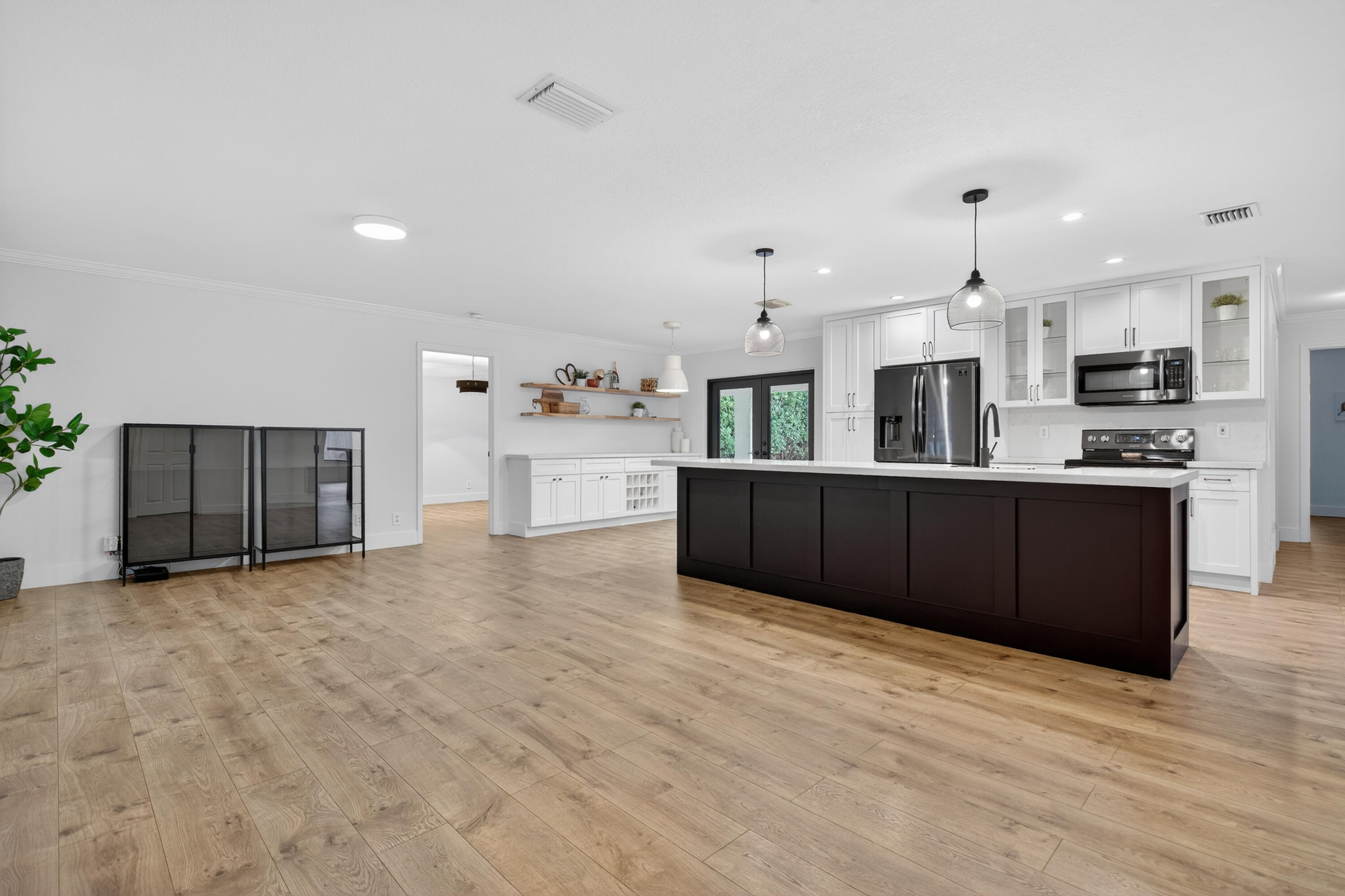 1014 Avon Road West Palm Beach, FL 33401 - Photo 4 of 50 010626_2-35