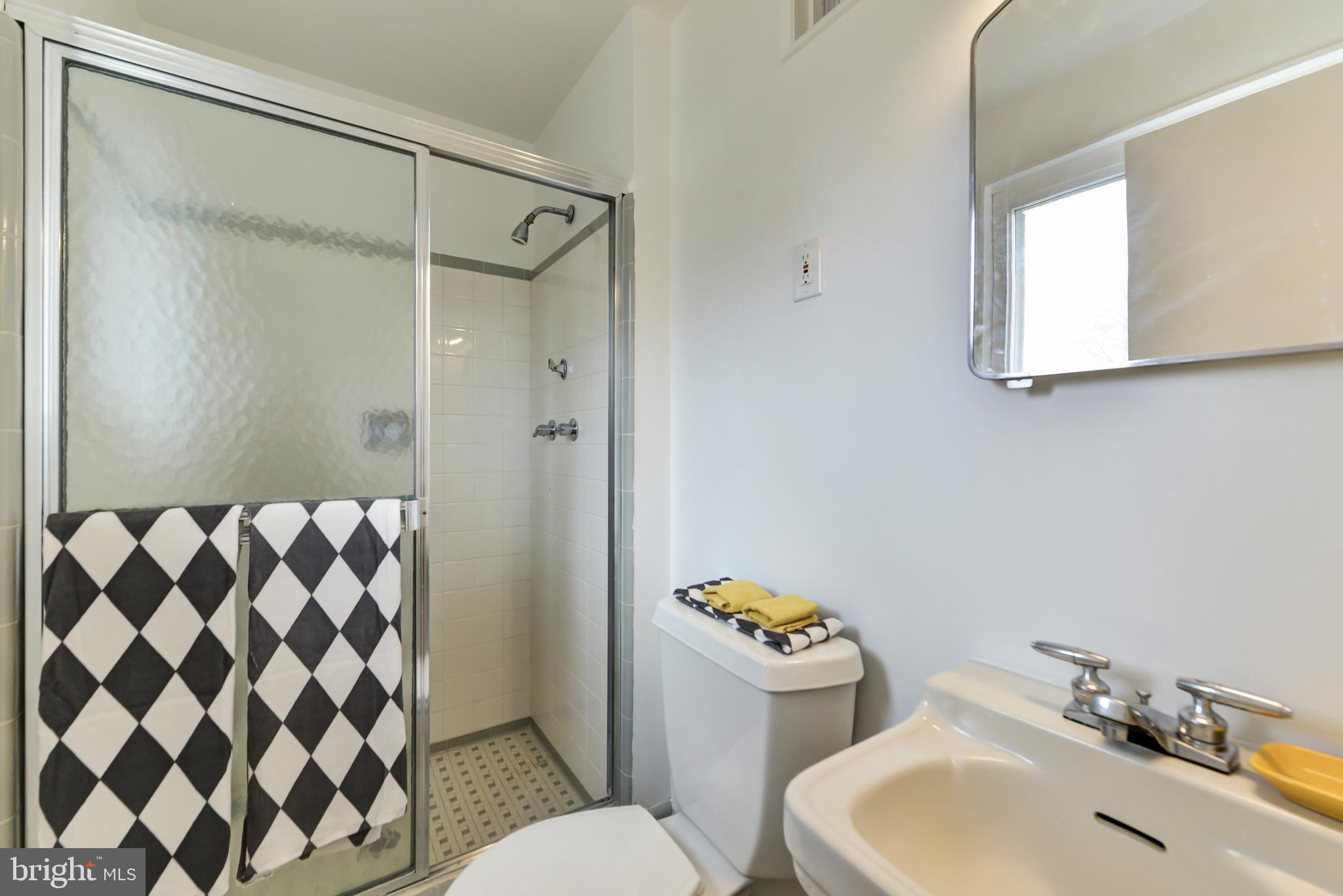 1004 South Belgrade Road Silver Spring, MD 20902 - Photo 22 of 34 Bathroom 1 - ensuite