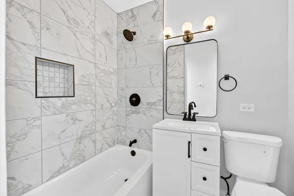$3,500 | 915 West Newport Avenue, Unit 2, Chicago, IL 60657