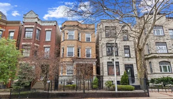 $3,500 | 915 West Newport Avenue, Unit 2, Chicago, IL 60657