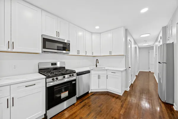 $3,500 | 915 West Newport Avenue, Unit 2, Chicago, IL 60657
