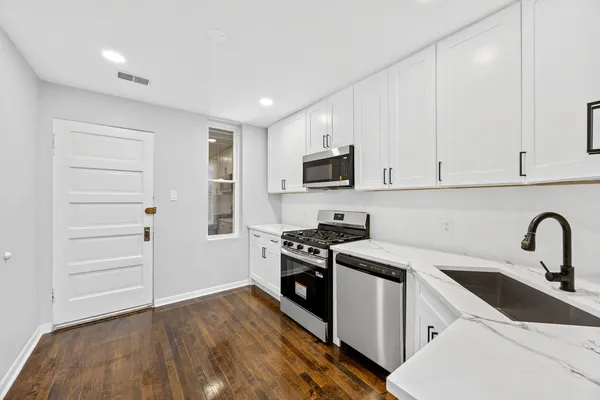 $3,500 | 915 West Newport Avenue, Unit 2, Chicago, IL 60657