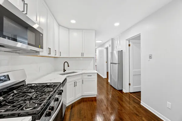 $3,500 | 915 West Newport Avenue, Unit 2, Chicago, IL 60657