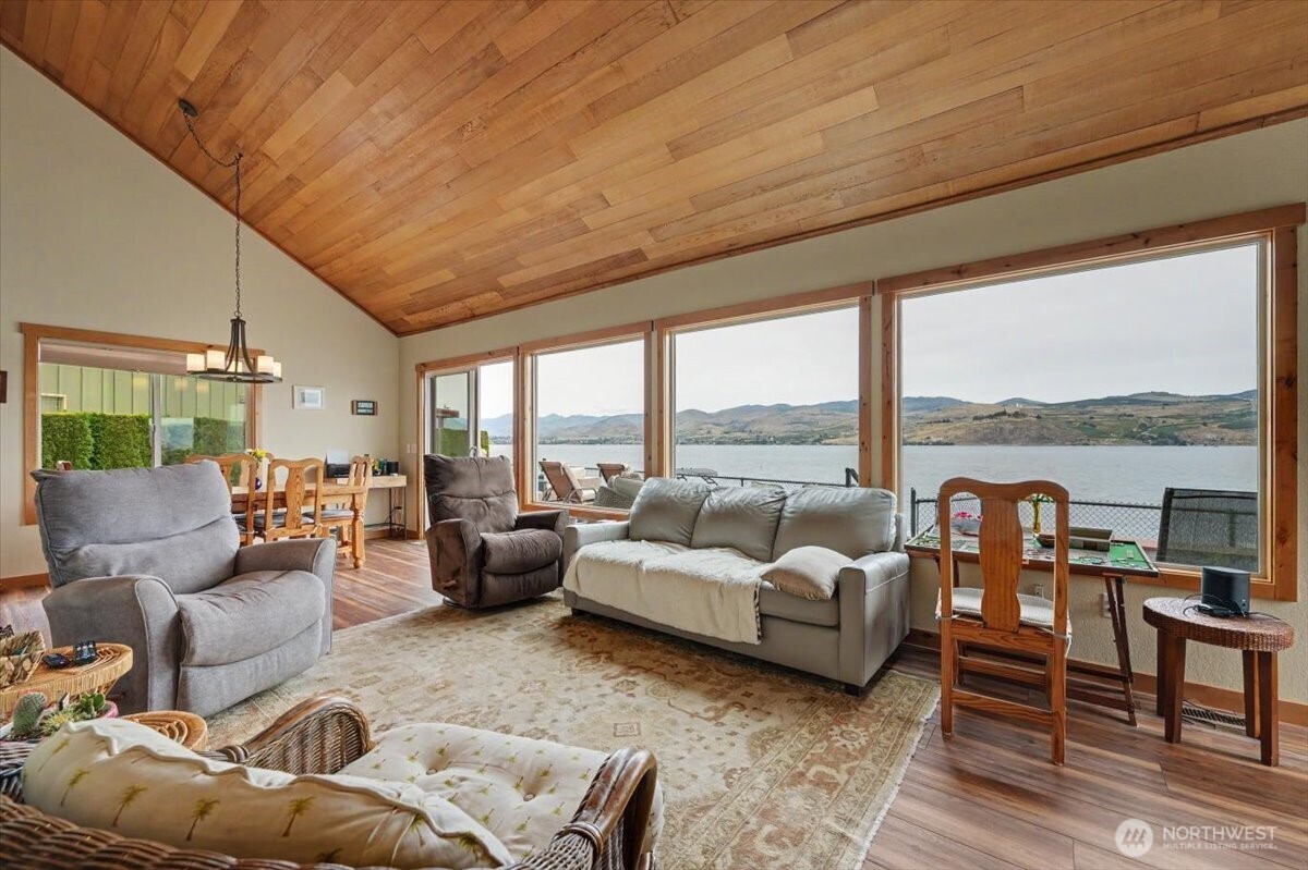 1386 South Lakeshore Road Chelan, WA 98816 - Photo 17 of 40
