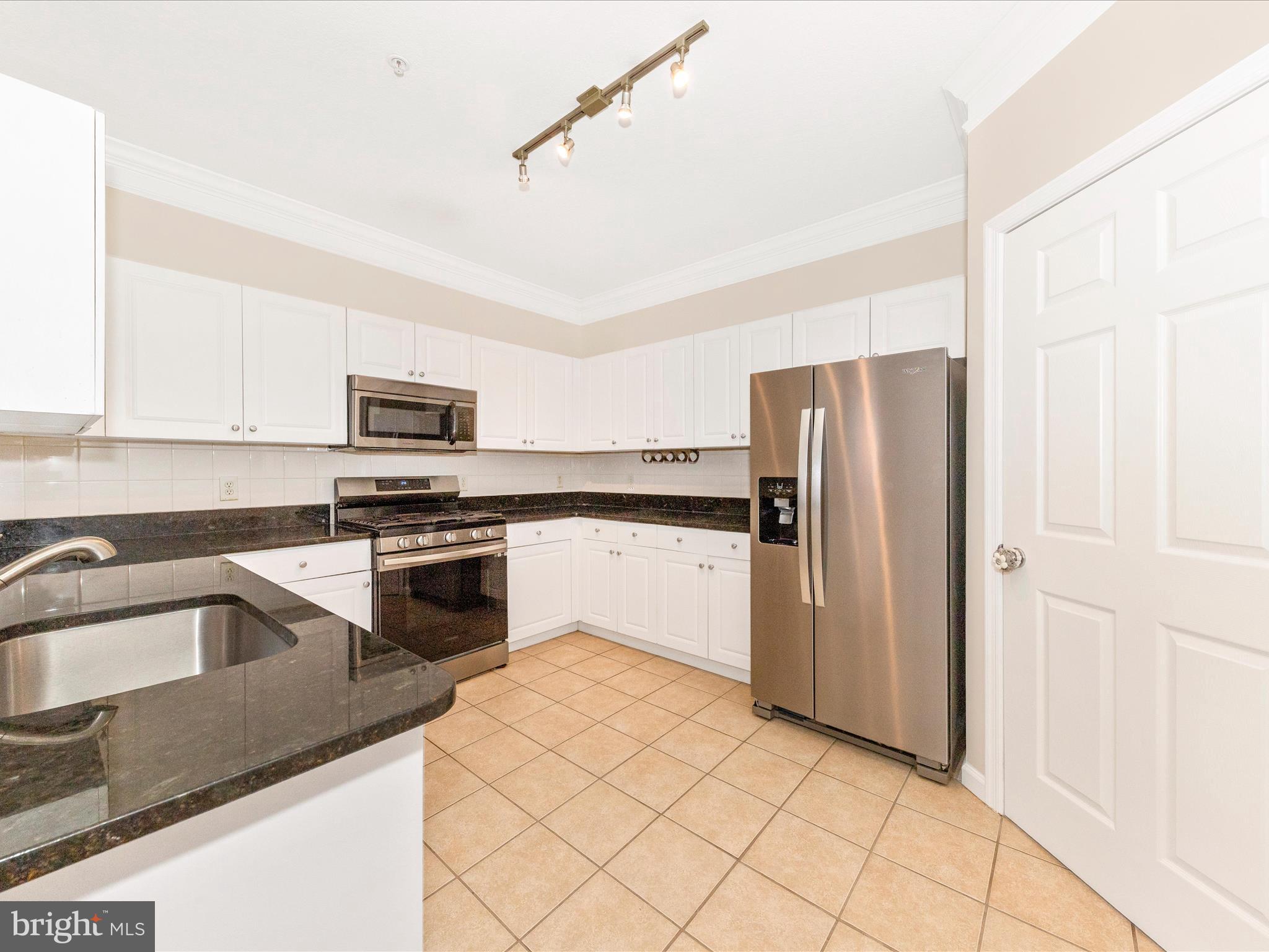 7 Booth Street, Unit 201 Gaithersburg, MD 20878 - Photo 10 of 67 Kitchen