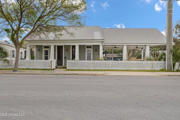 $989,900 | 647 Howard Avenue, Biloxi, MS 39530