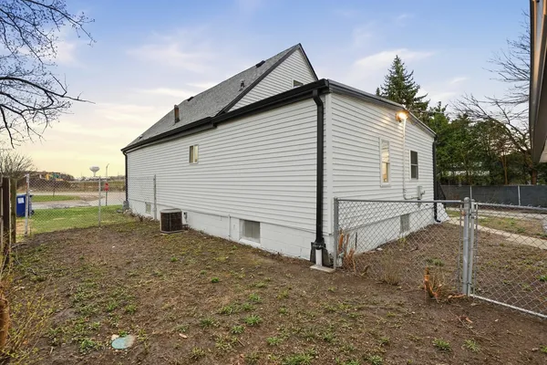 a view of a house with backyard