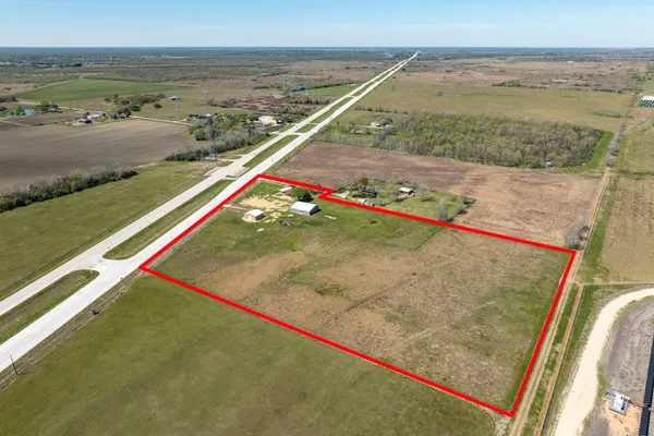 $999,000 | 27427 Highway 36, Damon, TX 77430