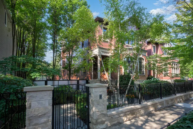 $4,595,000 | 3752 North Janssen Avenue, Chicago, IL 60613