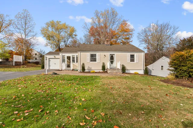 $342,500 | 133 Wells Farm Drive, Wethersfield, CT 06109