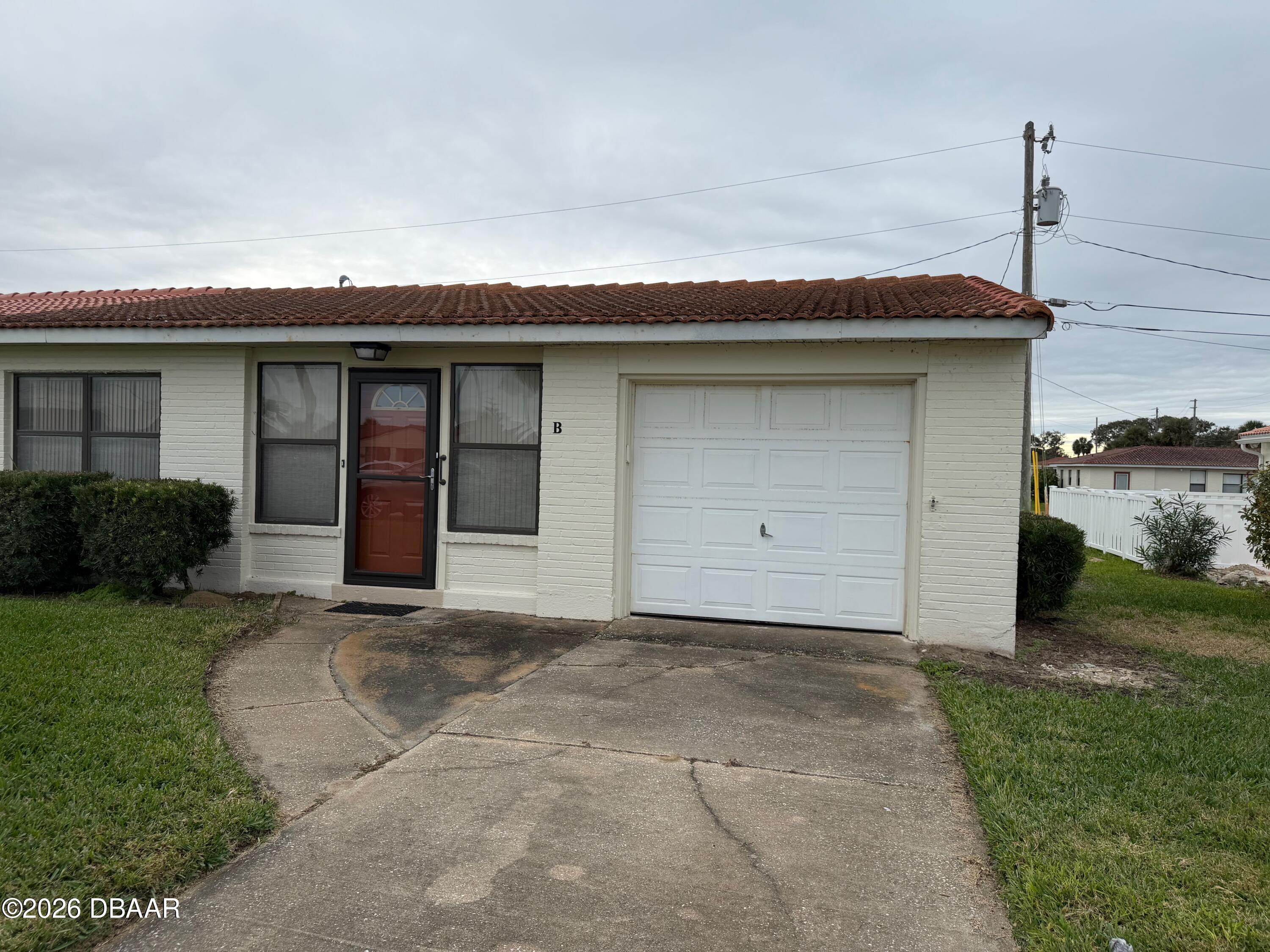 604 Robin Road, Unit B Ormond Beach, FL 32176 - Photo 4 of 21 IMG_3107