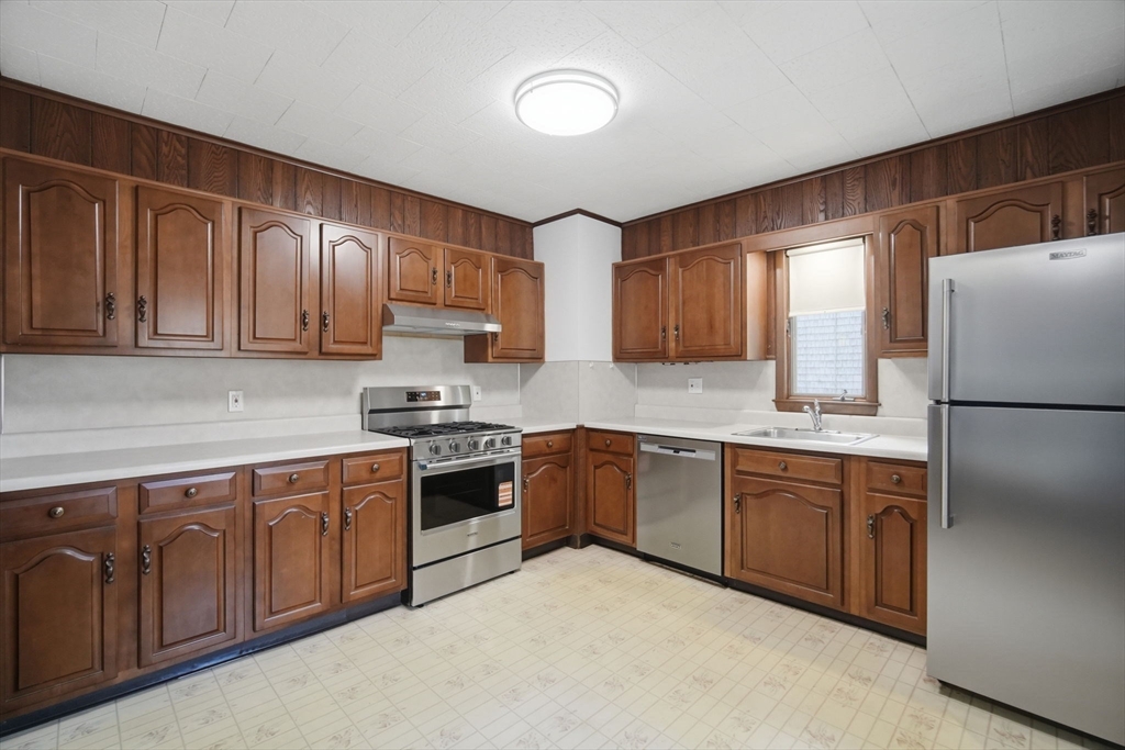 115 Connecticut Avenue Springfield, MA 01104 - Photo 4 of 40