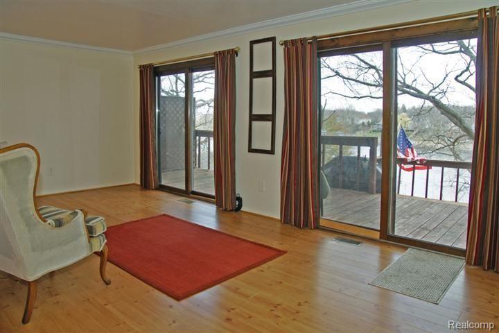 8989 Radial Road Brighton, MI 48116 - Photo 3 of 9 Living room