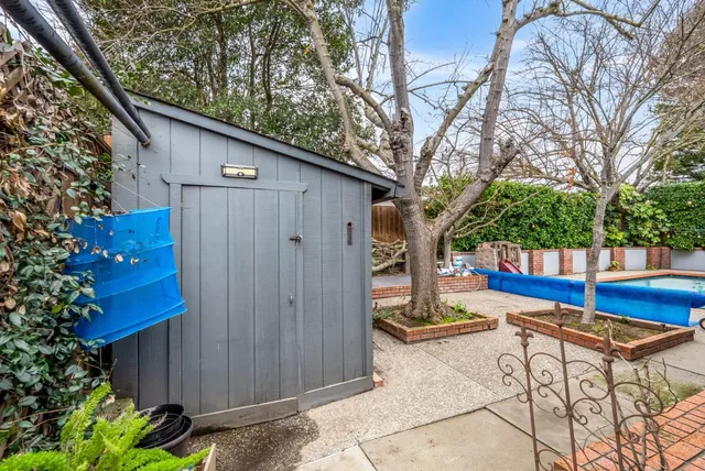 a view of entryway with a flower pot
