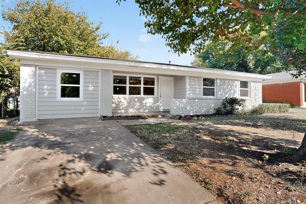 a view of a house with yard