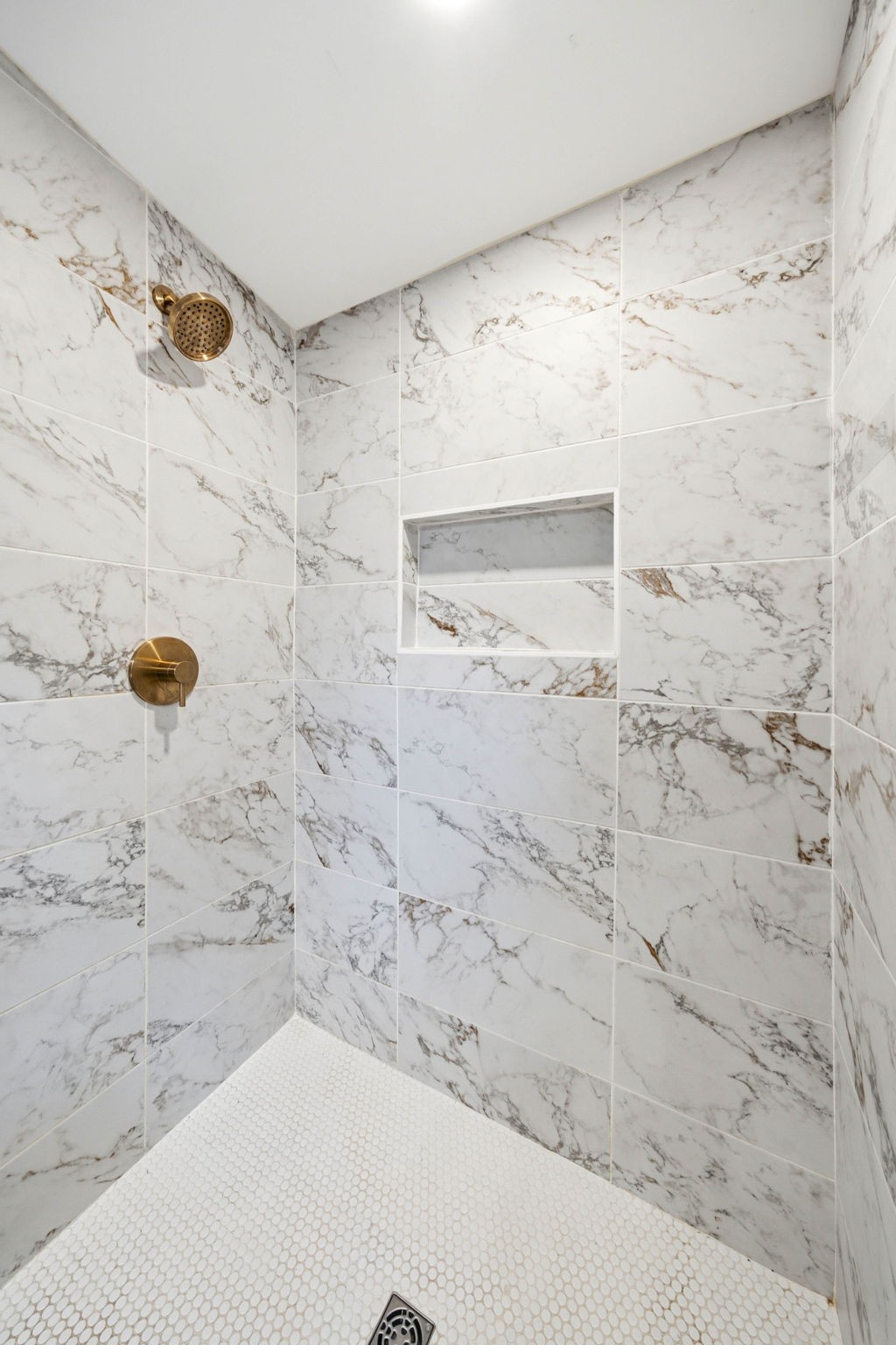 504 North Washington Street Tullahoma, TN 37388 - Photo 15 of 41 a bathroom with a shower