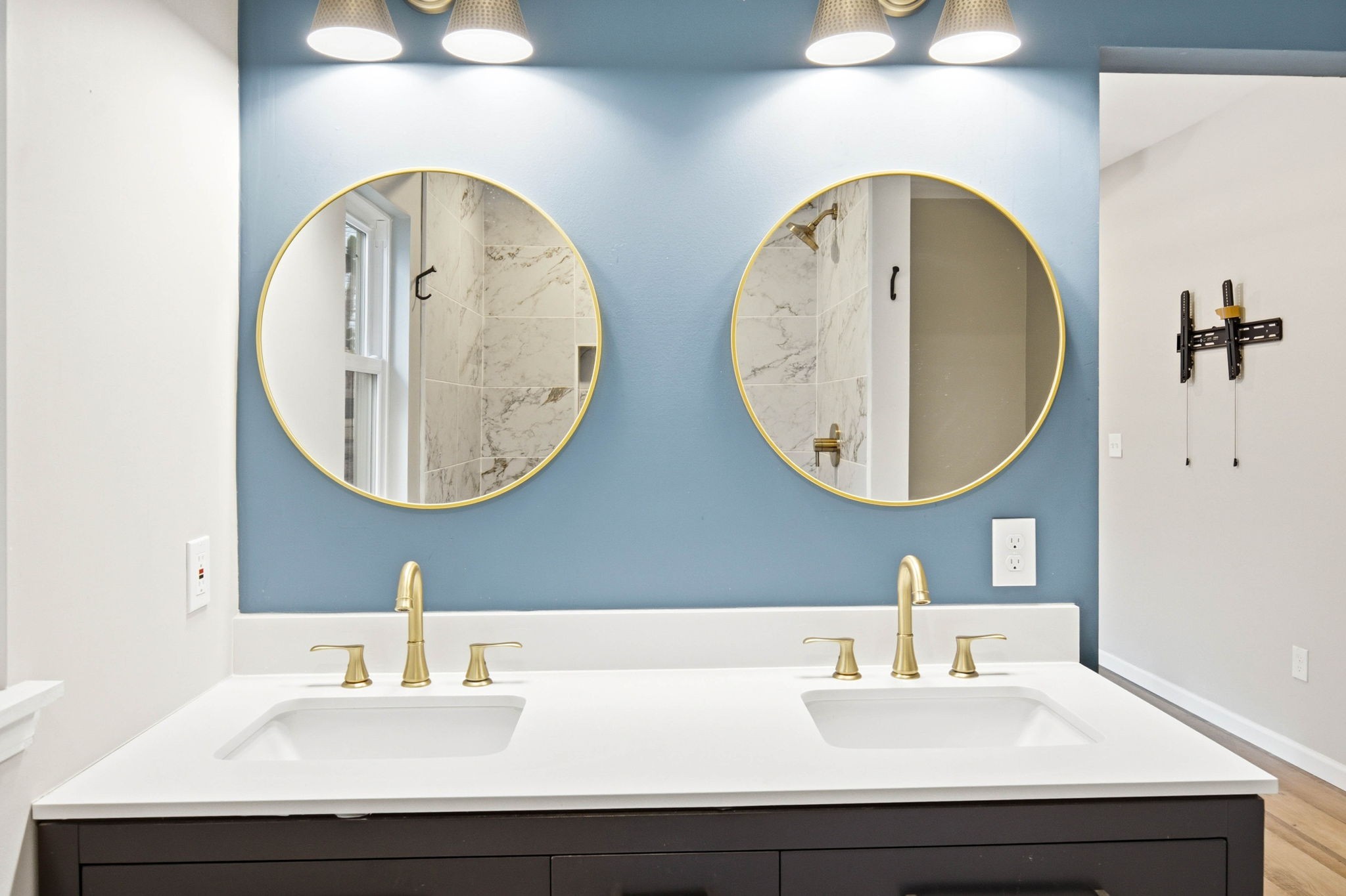 504 North Washington Street Tullahoma, TN 37388 - Photo 16 of 41 a bathroom with a sink and a mirror