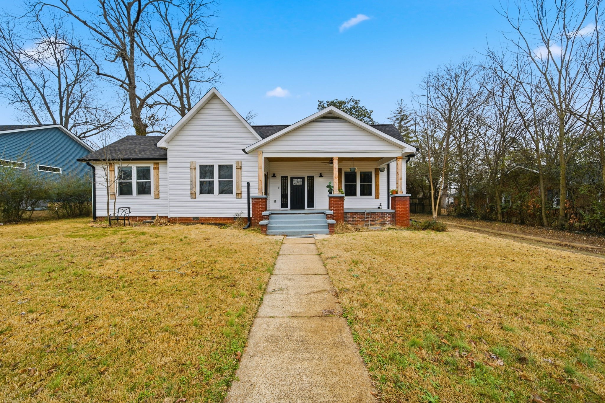 504 North Washington Street Tullahoma, TN 37388 - Photo 2 of 41 a front view of house with yard and trees around