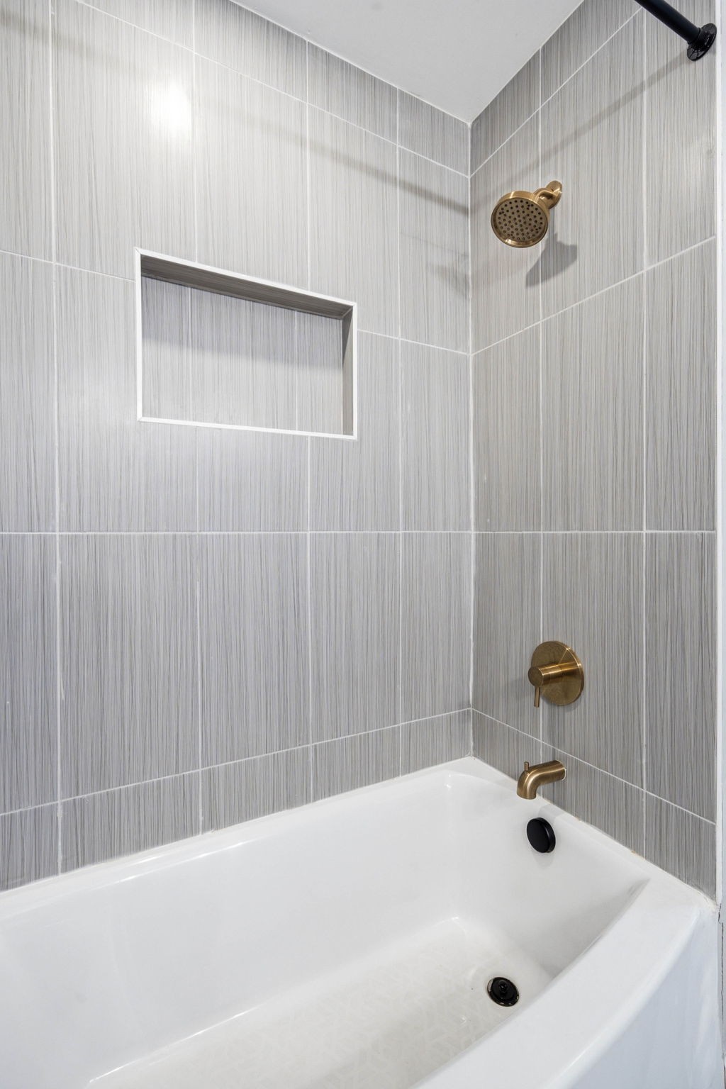 504 North Washington Street Tullahoma, TN 37388 - Photo 25 of 41 a bathroom with a tub