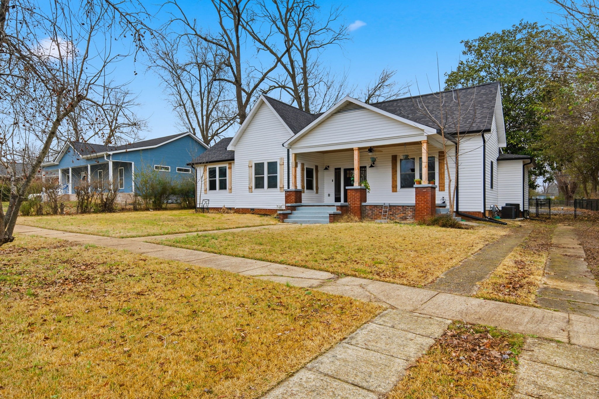 504 North Washington Street Tullahoma, TN 37388 - Photo 3 of 41 a front view of a house with a yard