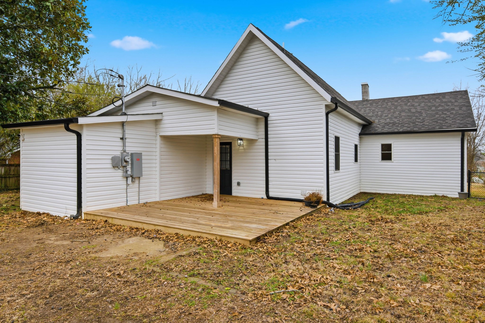 504 North Washington Street Tullahoma, TN 37388 - Photo 31 of 41 a view of garage and yard