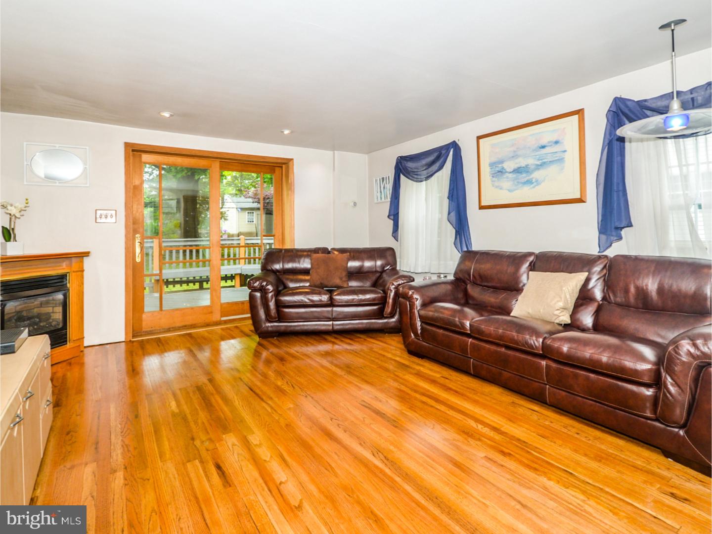 125 Redford Road Oreland, PA 19075 - Photo 2 of 20 Living Room