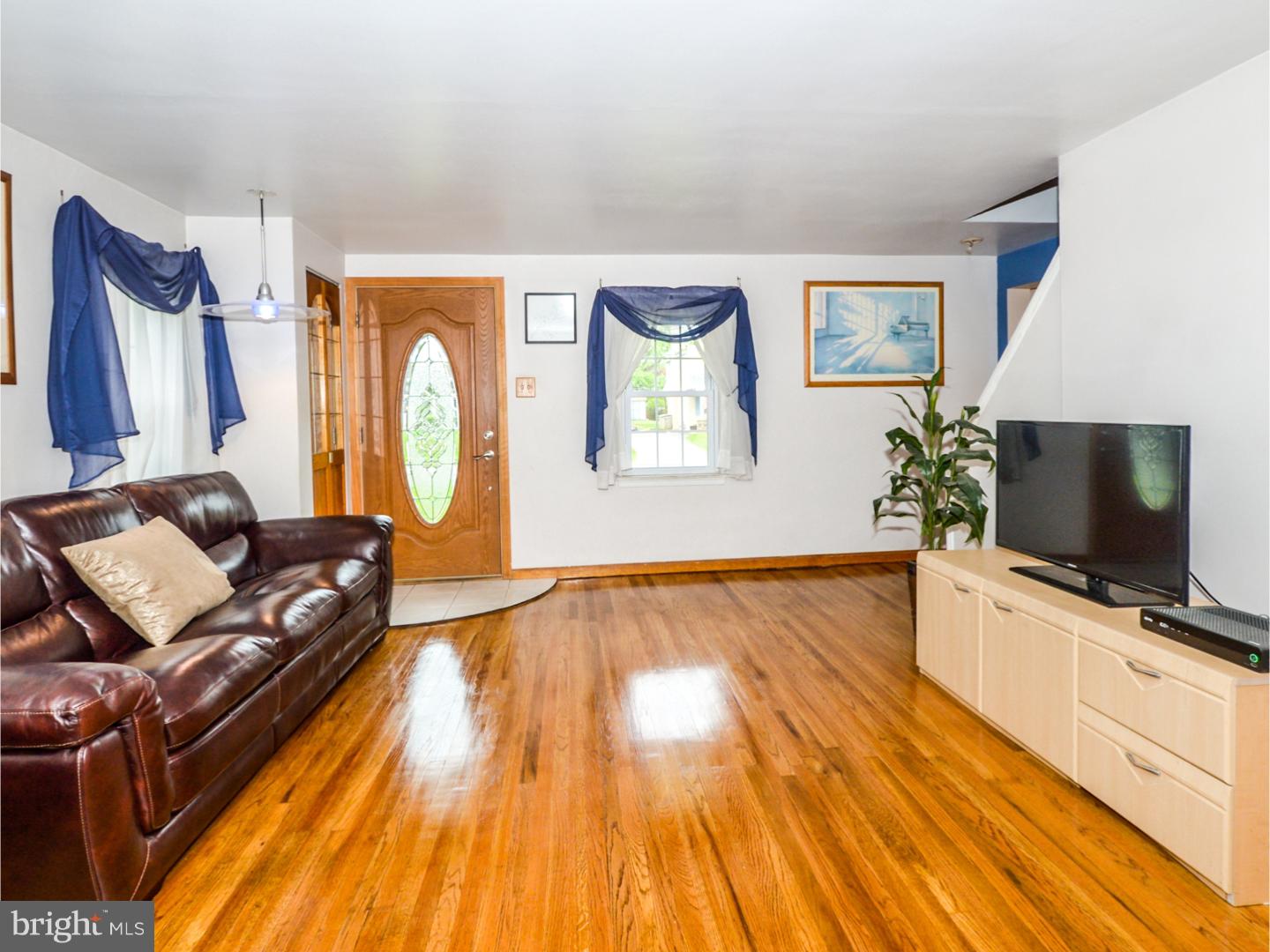 125 Redford Road Oreland, PA 19075 - Photo 4 of 20 Living Room