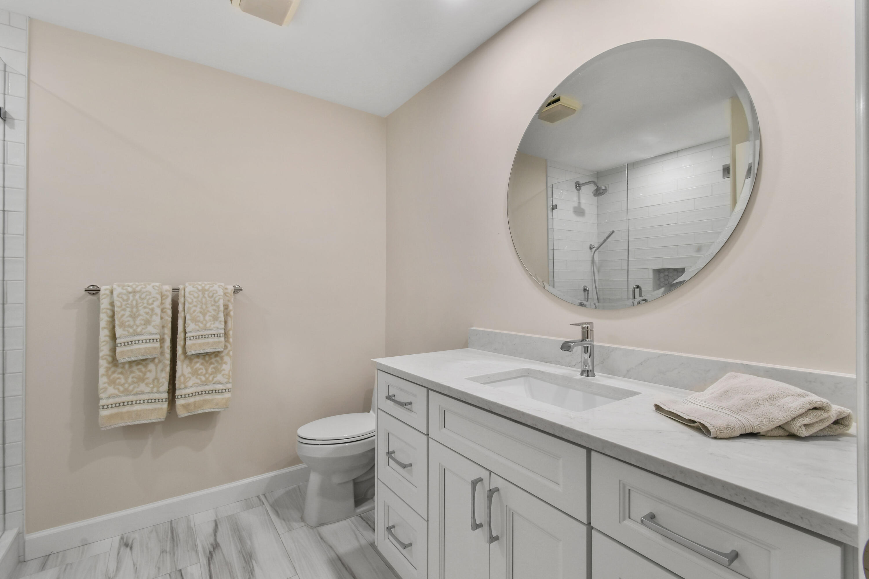 308 Ridge Road Jupiter, FL 33477 - Photo 29 of 42 Guest Bathroom