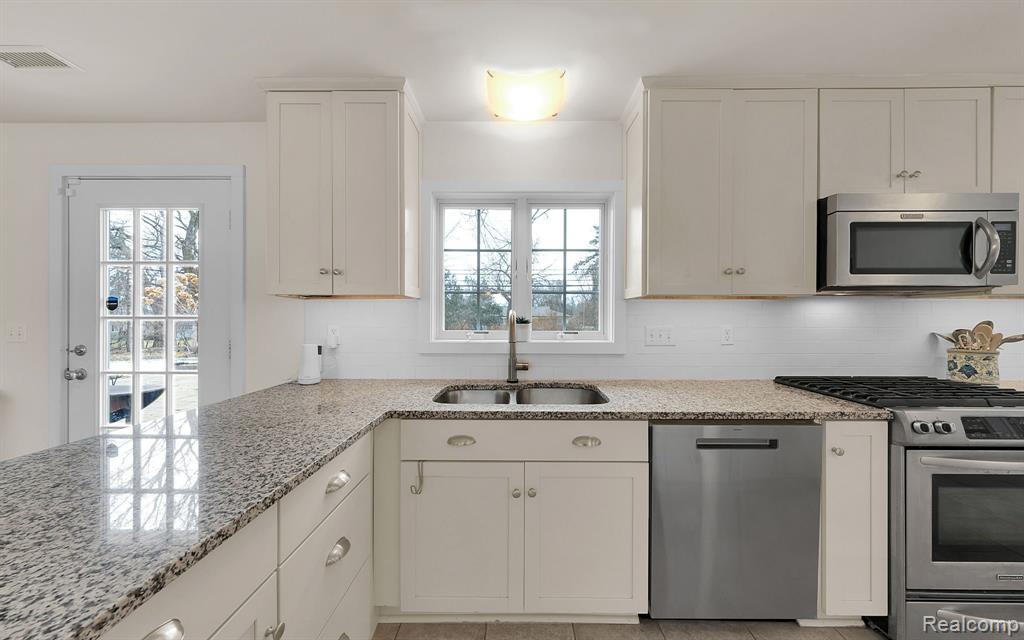 2763 West Avon Road Rochester Hills, MI 48309 - Photo 15 of 45