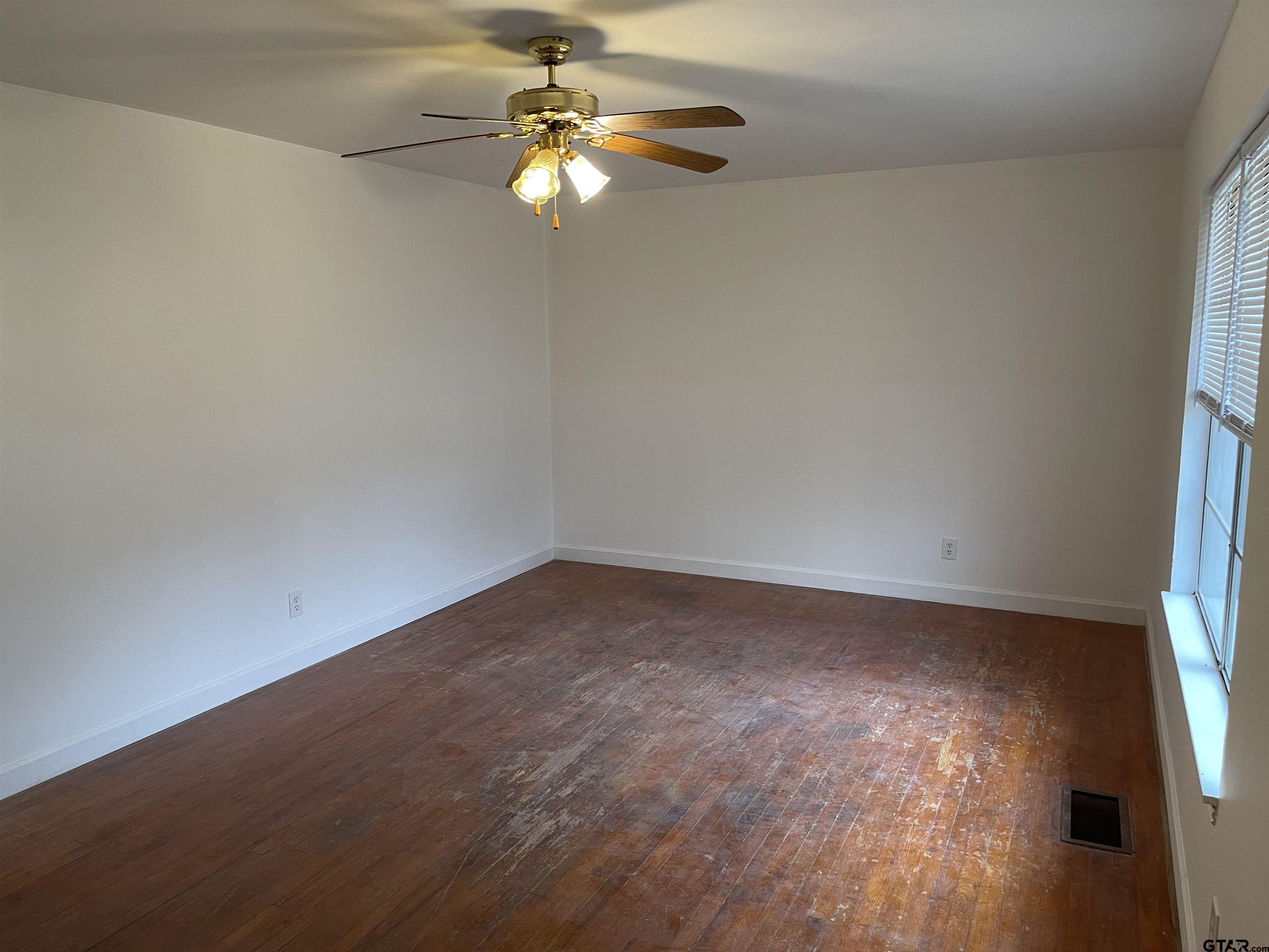 301 South Howison Street Bogata, TX 75417 - Photo 2 of 10