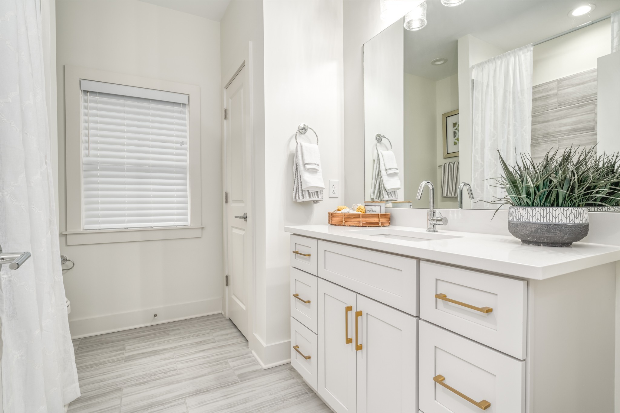213 Ribbon Lane Franklin, TN 37064 - Photo 16 of 33 a bathroom with a sink and a mirror
