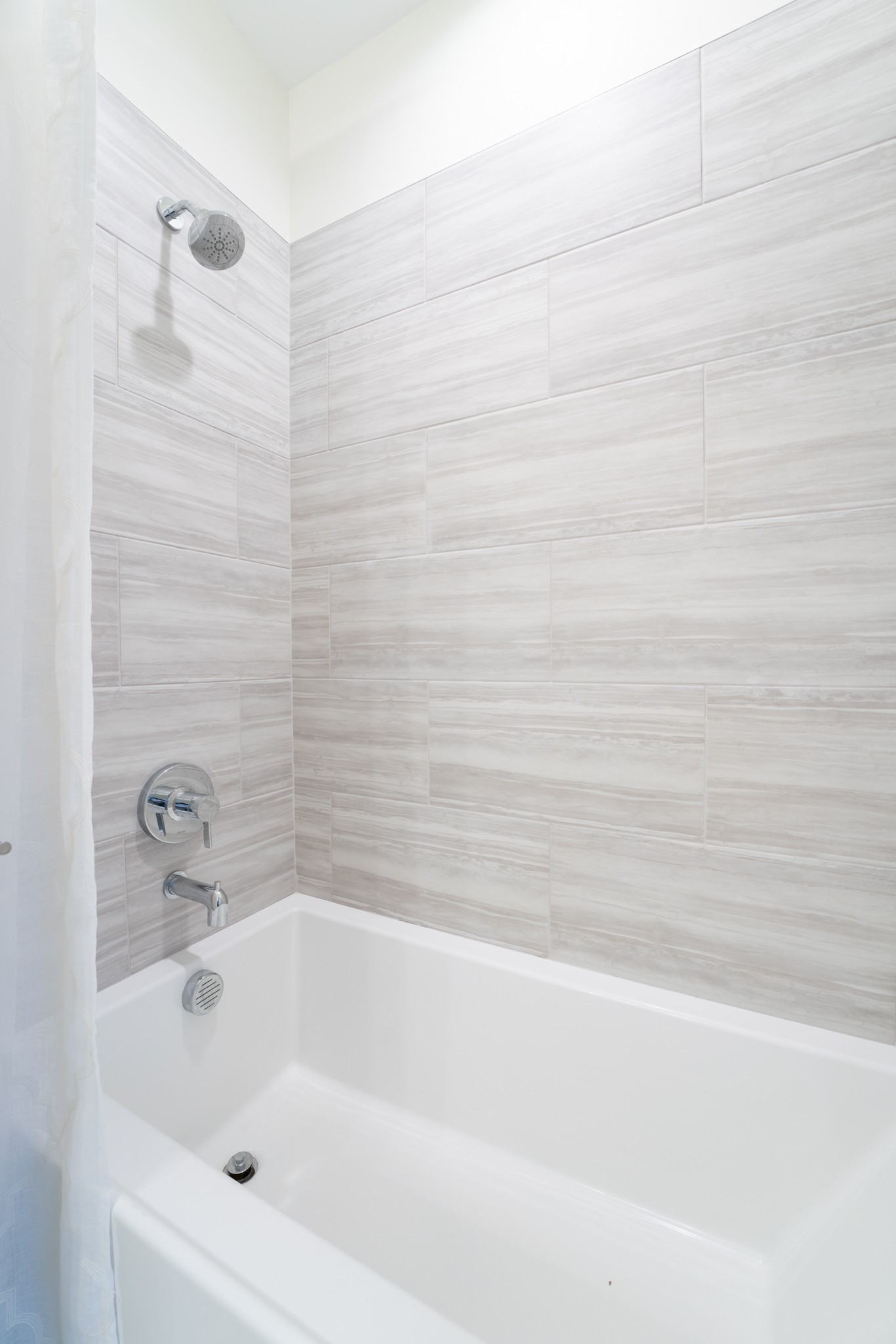 213 Ribbon Lane Franklin, TN 37064 - Photo 18 of 33 a bathroom with a bathtub