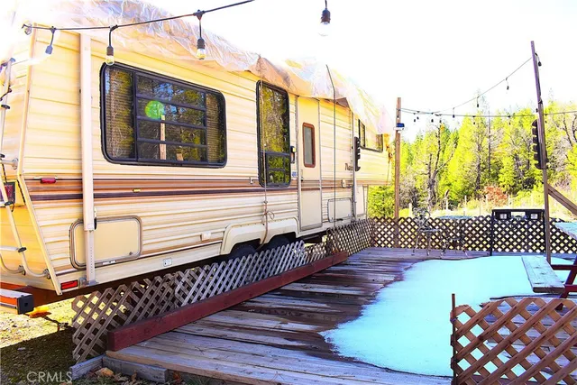 a view of a yard with an tree
