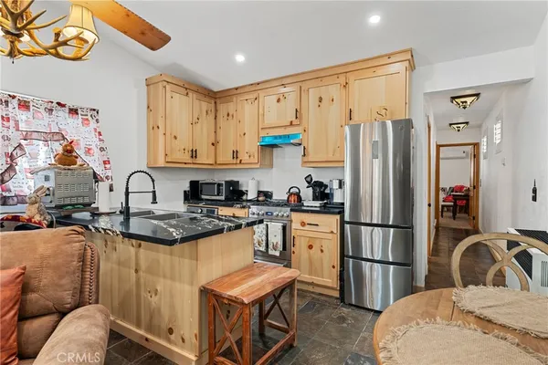 $2,400 | 318 Los Angeles, Big Bear City, CA 92386