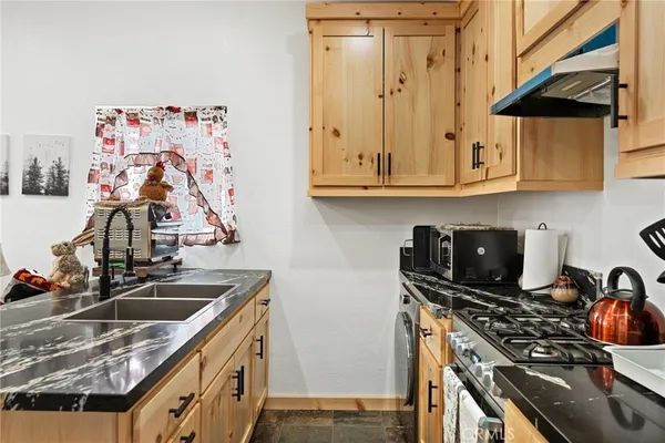 $2,400 | 318 Los Angeles, Big Bear City, CA 92386