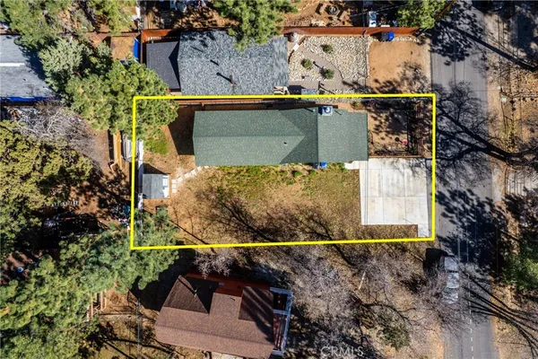 $2,400 | 318 Los Angeles, Big Bear City, CA 92386