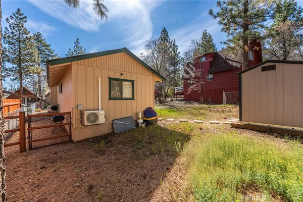 $2,400 | 318 Los Angeles, Big Bear City, CA 92386