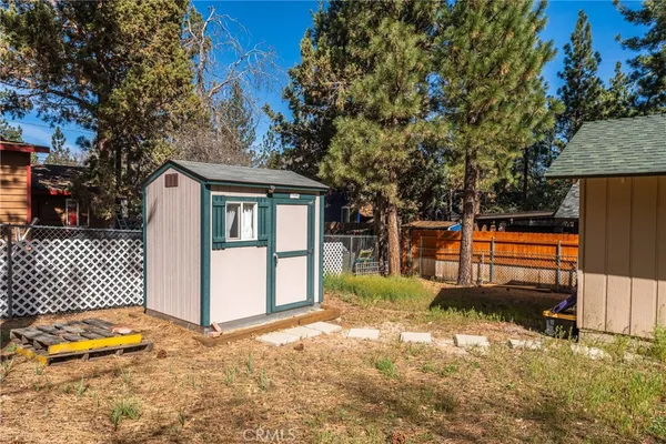 $2,400 | 318 Los Angeles, Big Bear City, CA 92386