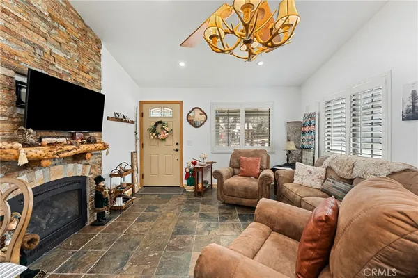 $2,400 | 318 Los Angeles, Big Bear City, CA 92386