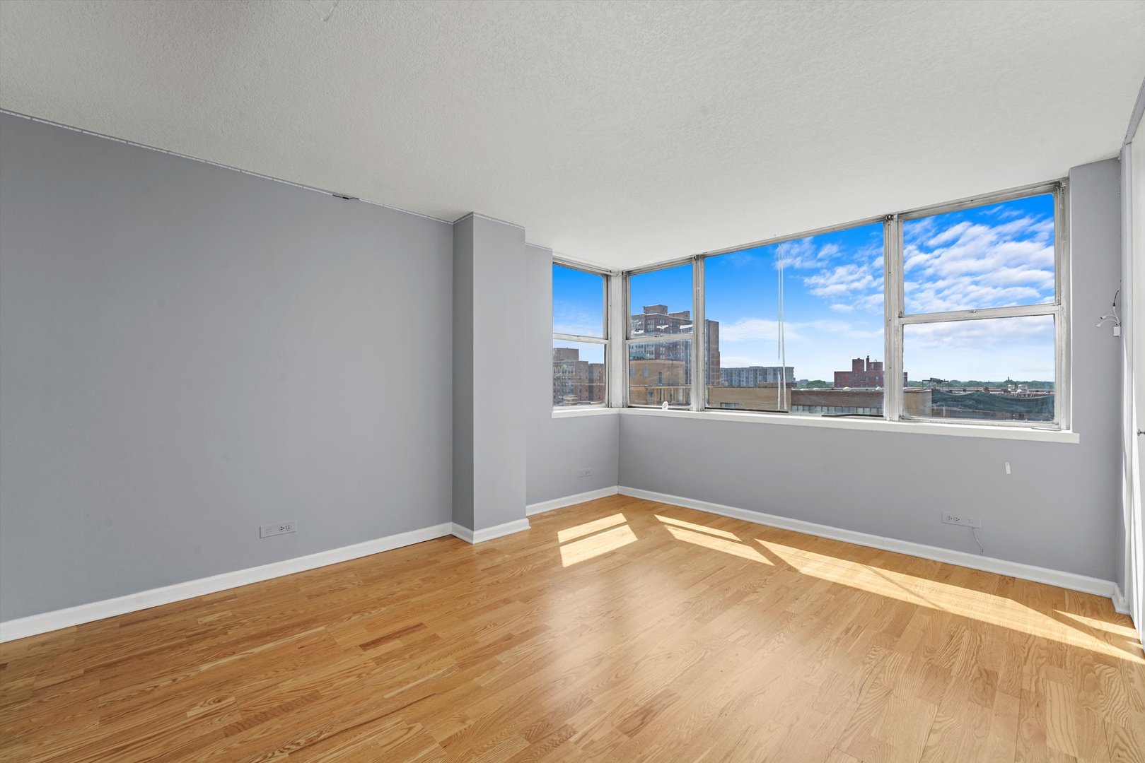 6301 North Sheridan Road, Unit 9A Chicago, IL 60660 - Photo 11 of 23 a view of a room with window