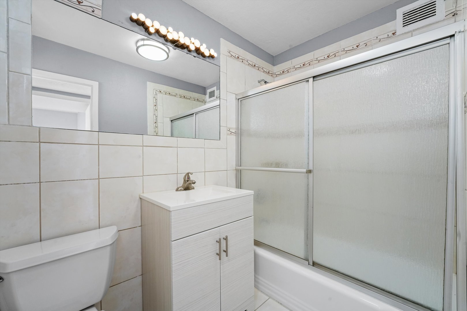 6301 North Sheridan Road, Unit 9A Chicago, IL 60660 - Photo 14 of 23 a bathroom with a sink toilet and shower