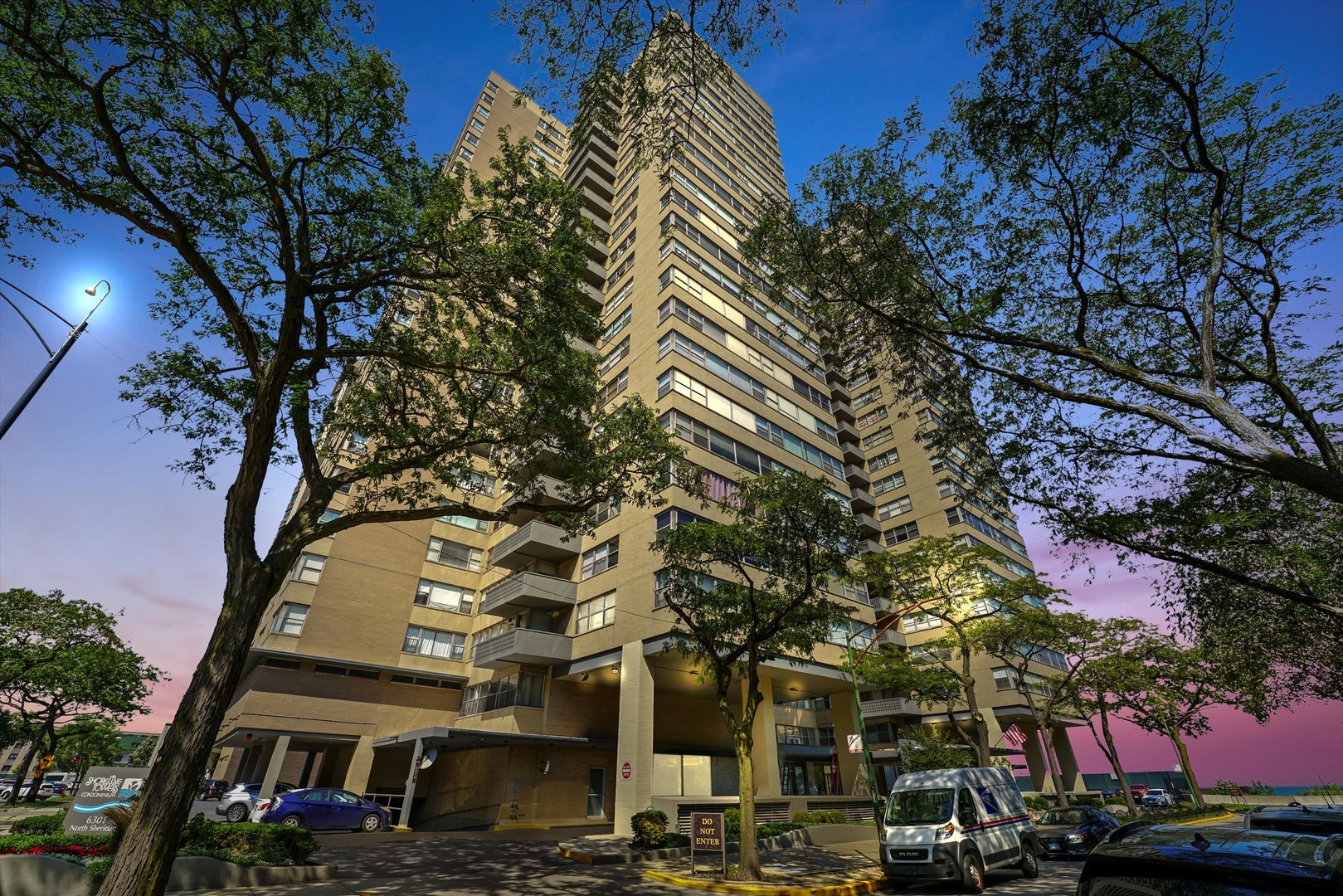 6301 North Sheridan Road, Unit 9A Chicago, IL 60660 - Photo 22 of 23 a front view of a building