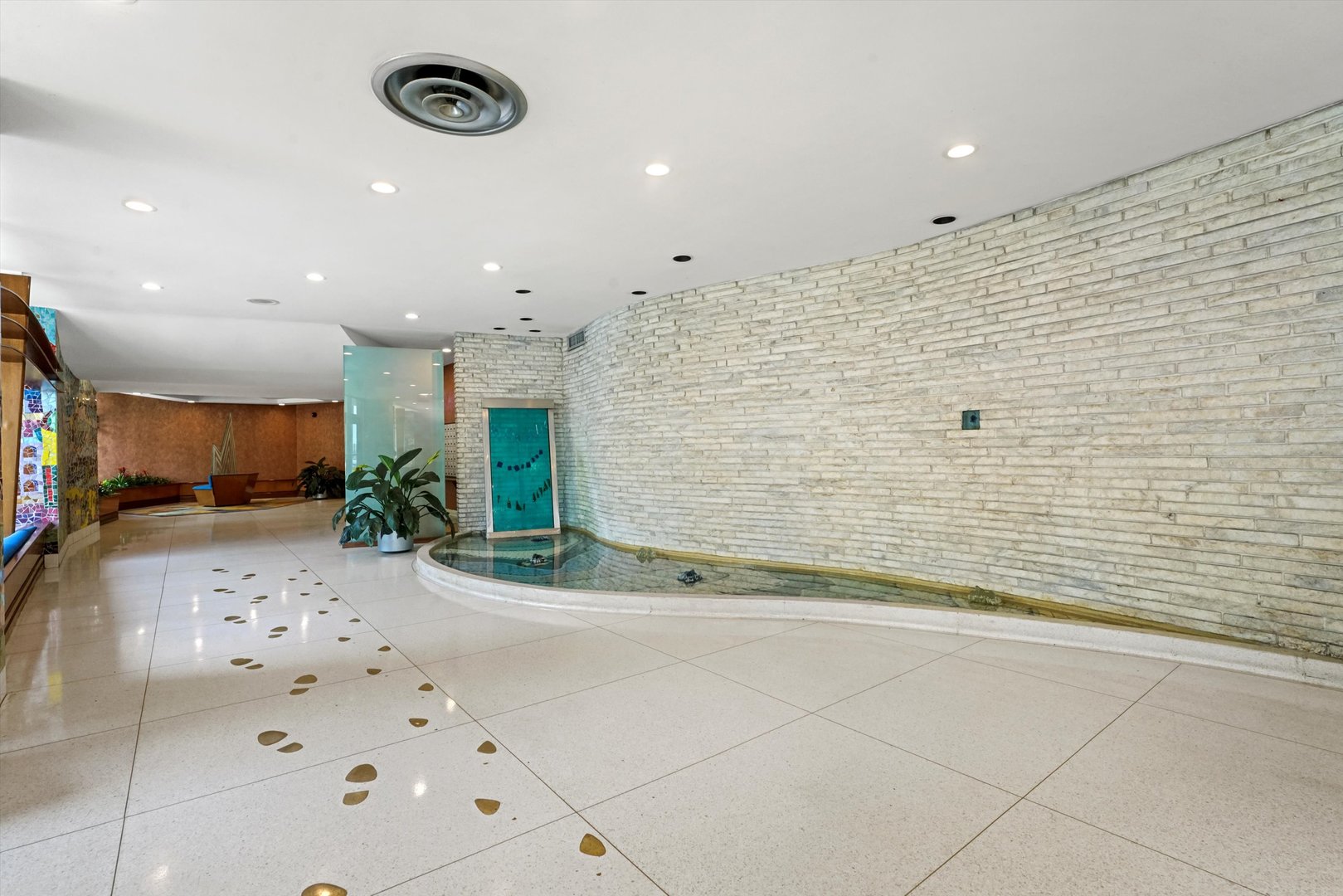 6301 North Sheridan Road, Unit 9A Chicago, IL 60660 - Photo 3 of 23 a view of entryway with wooden floor